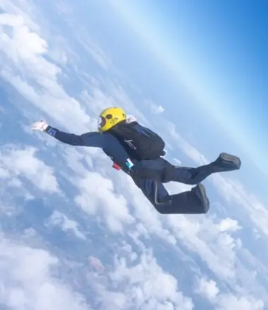 Paraquedista voando acima das nuvens