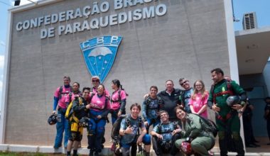 Paraquedistas em frente a fachada da CBPq