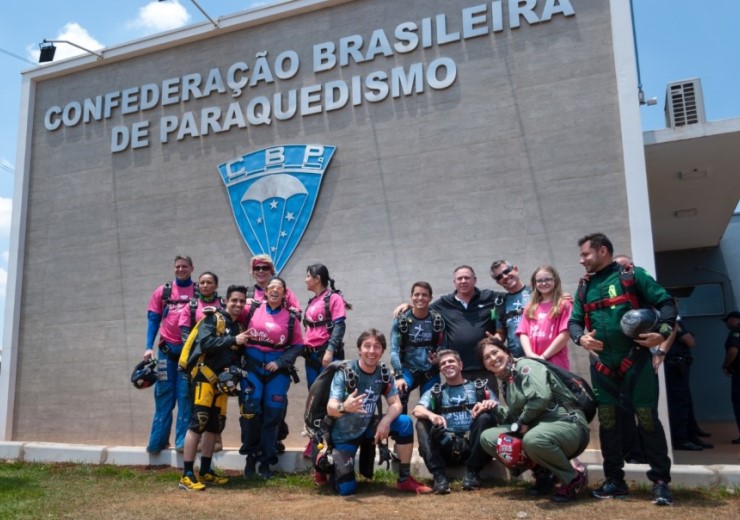 Paraquedistas em frente a fachada da CBPq